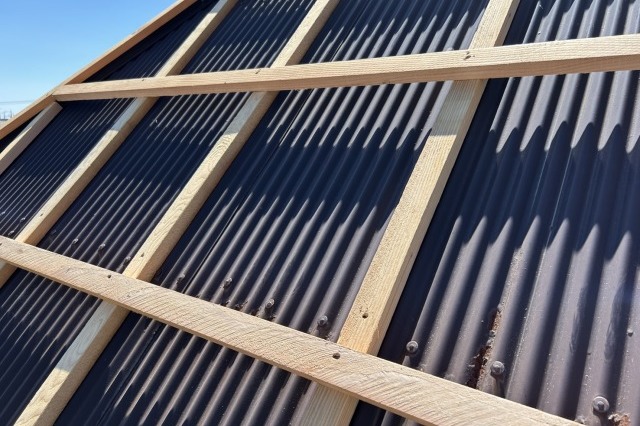 屋根下地施工中