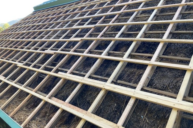 屋根下地施工中